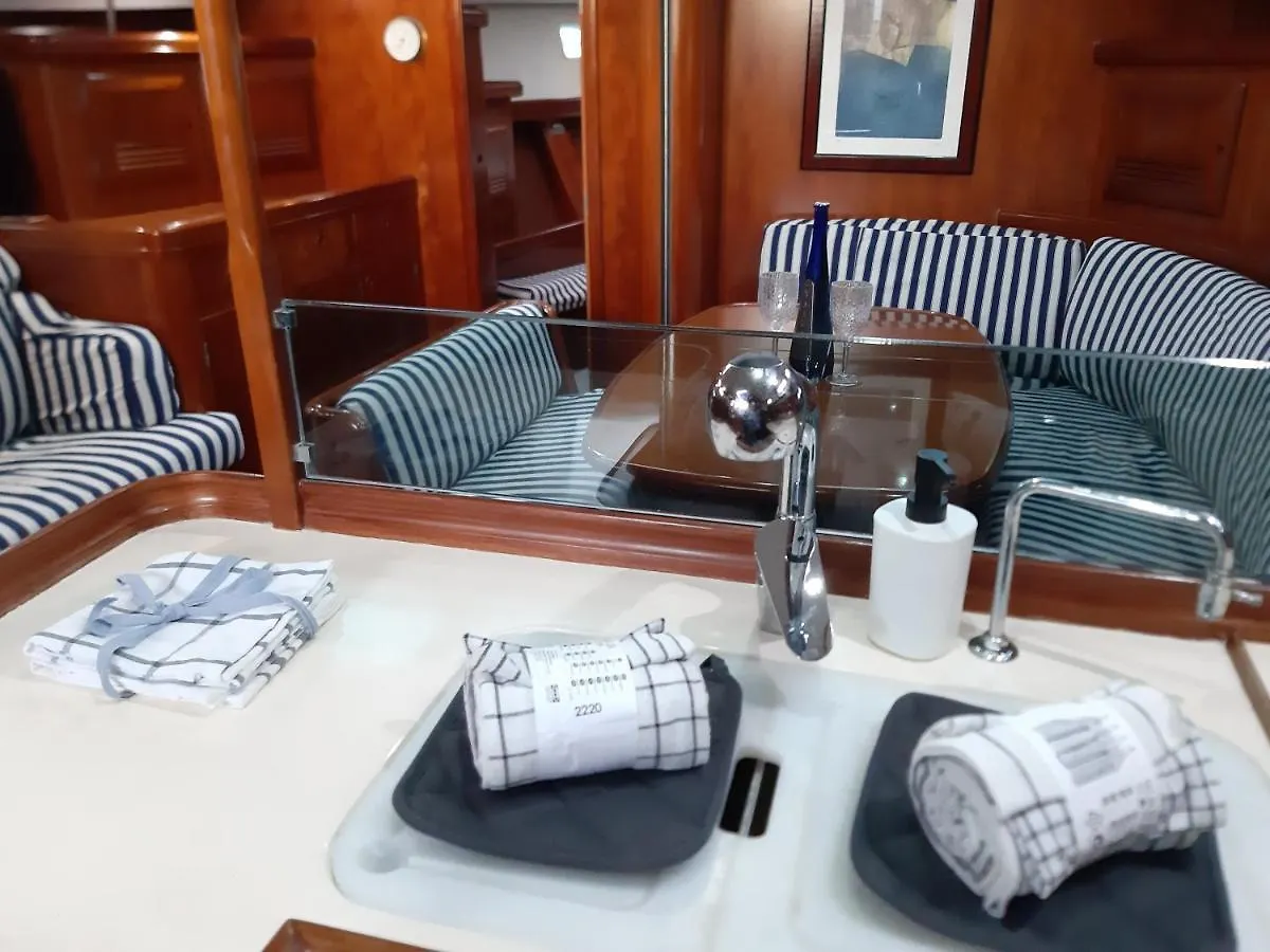 Erima Hotel Puerto Calero Botel